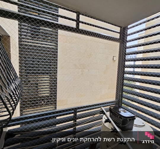 התקנת רשת נגד יונים במסתור כביסה